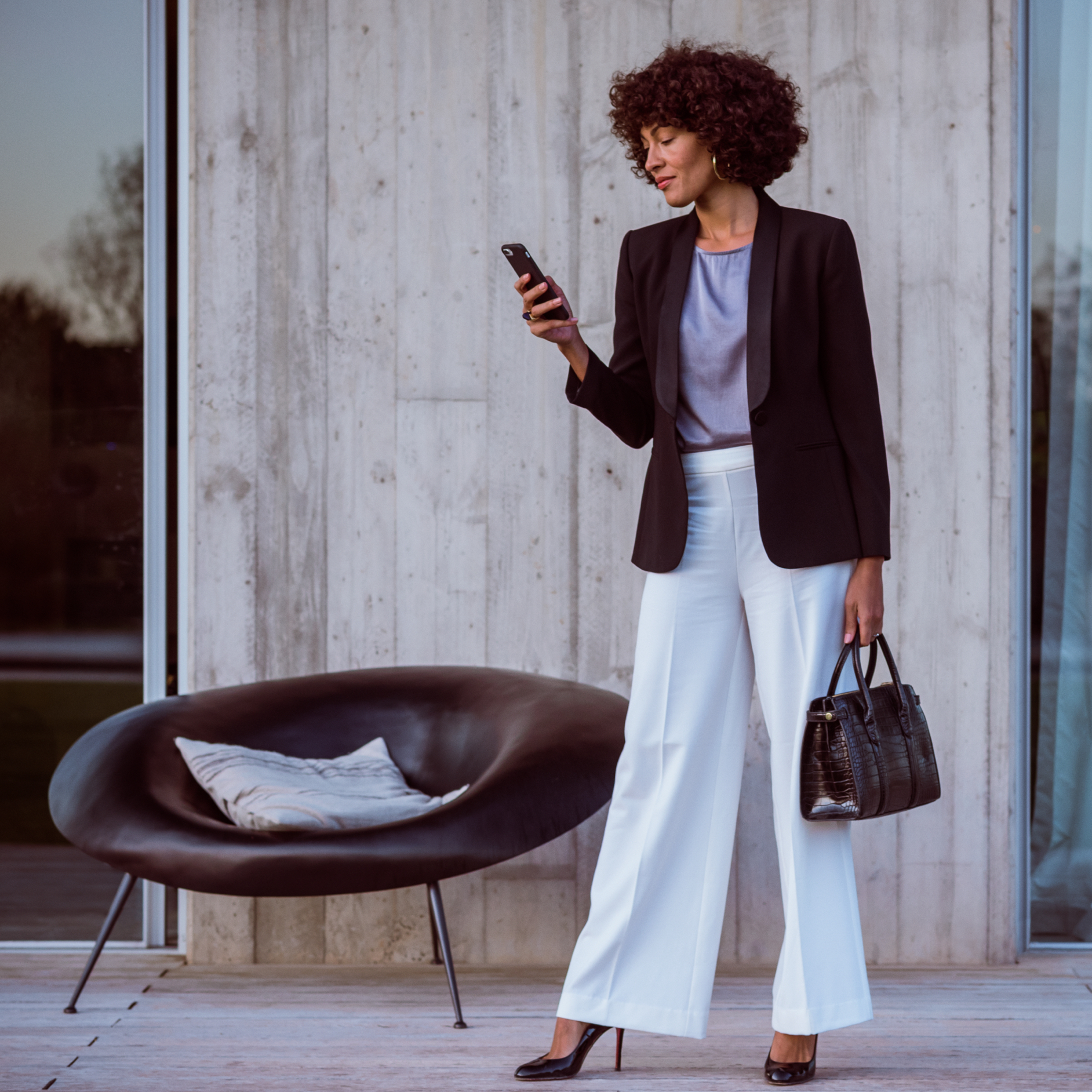 A woman connects to her Mercedes Benz via smartphone, the Mercedes Benz App and her Mercedes me ID. A woman connects to her Mercedes Benz via smartphone, the Mercedes Benz App and her Mercedes me ID.