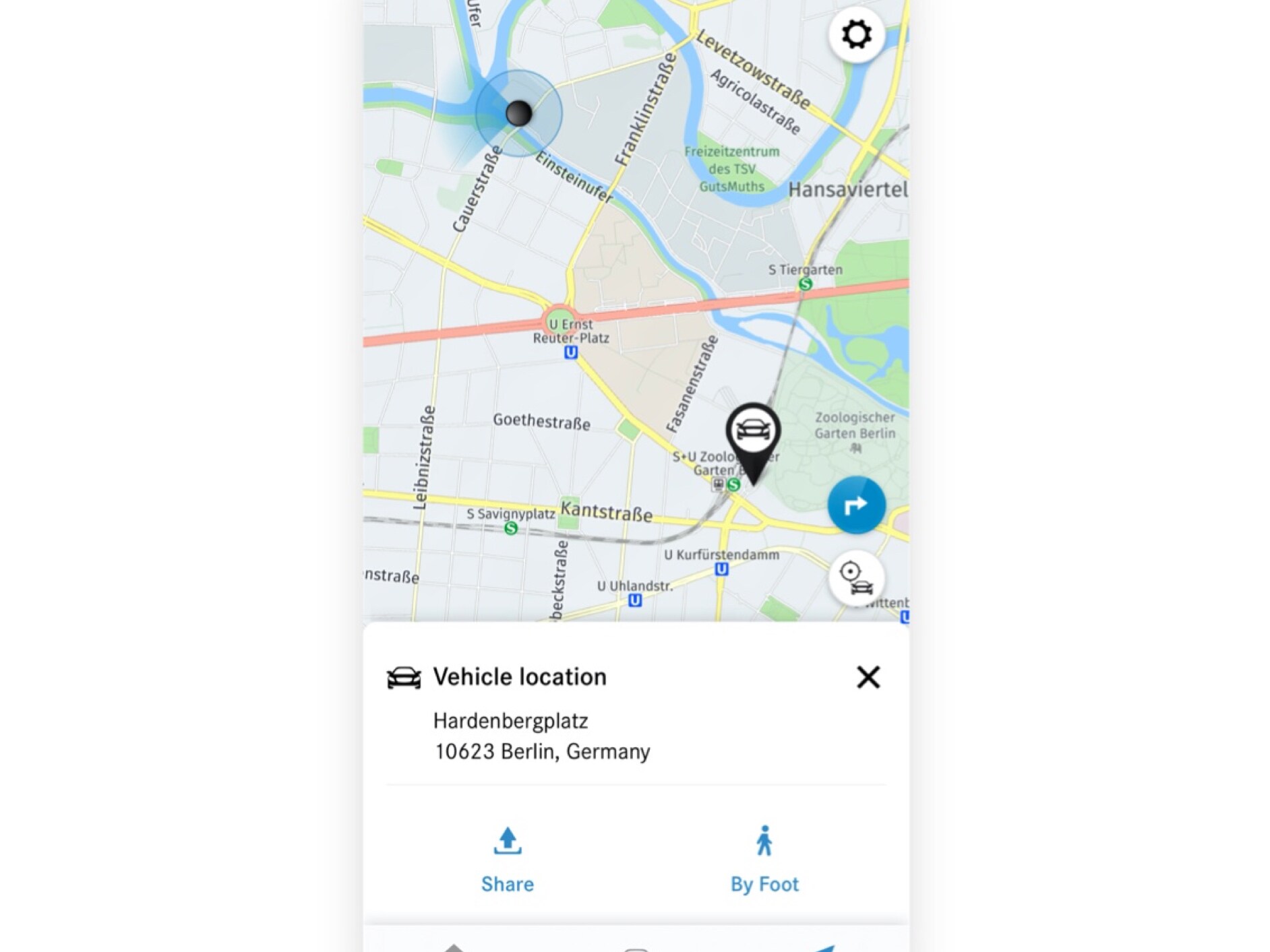 The vehicle location is displayed in the Mercedes me App on a smartphone.