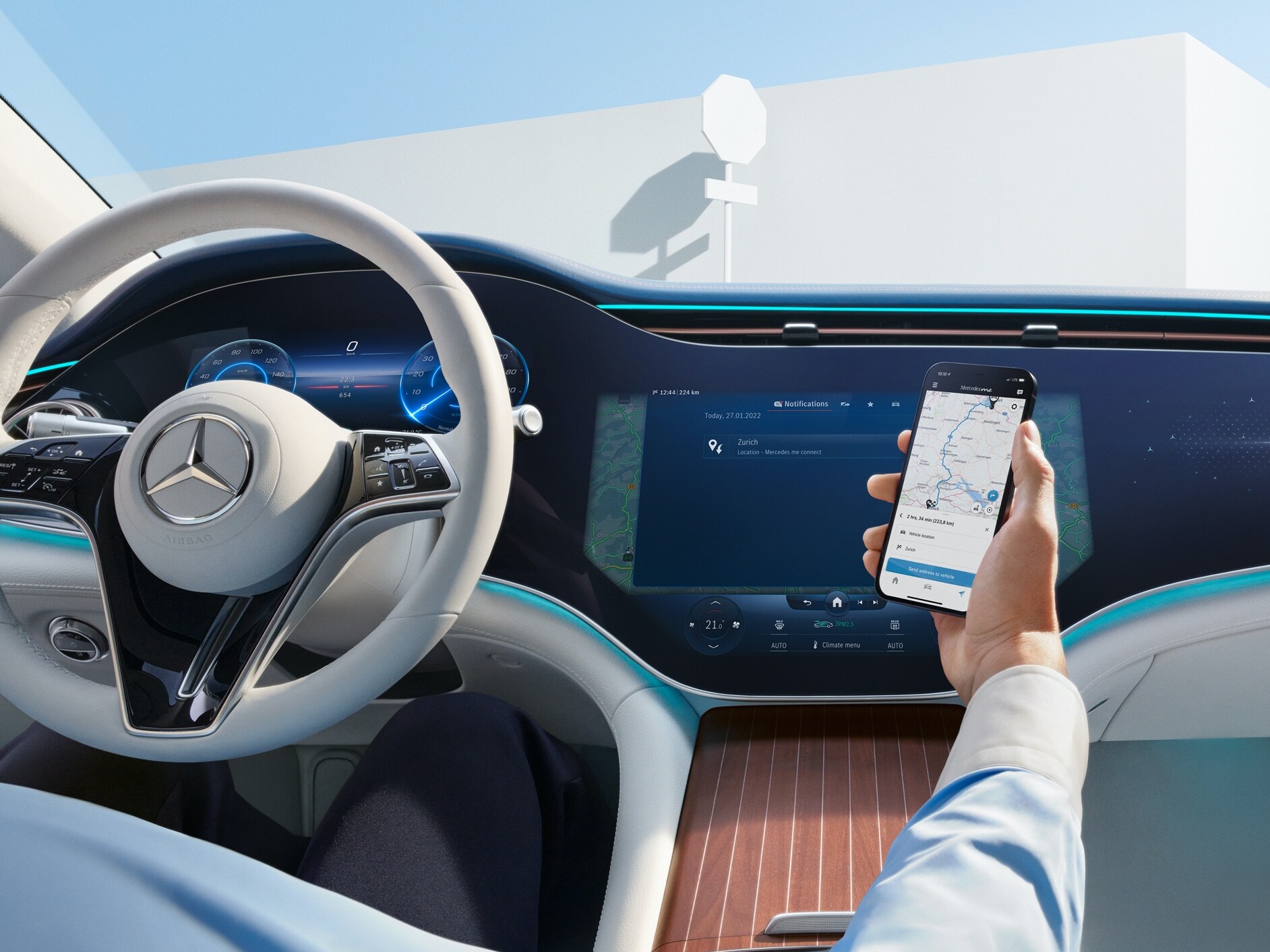 A man transfers the selected route from his smartphone to the MBUX Hyperscreen in his Mercedes-Benz via the Navigation Digital Extras.