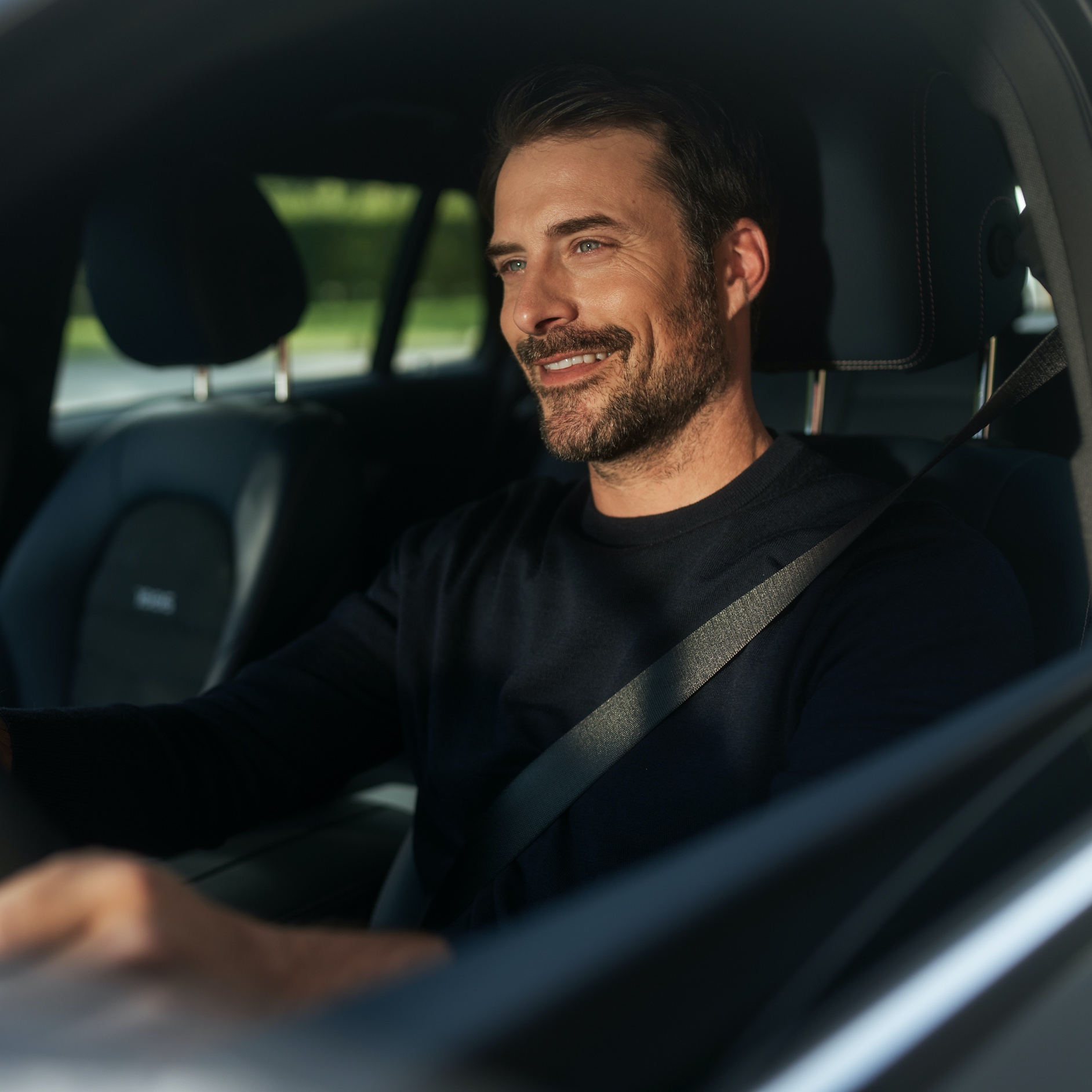 "Hey Mercedes" | Mercedes me | Connect your car | Mercedes-Benz A man uses the MBUX Voice Assistant in his vehicle.