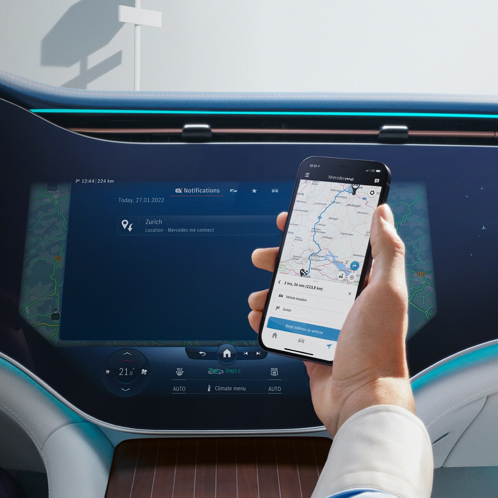Man opening the Mercedes me App on his smartphone.