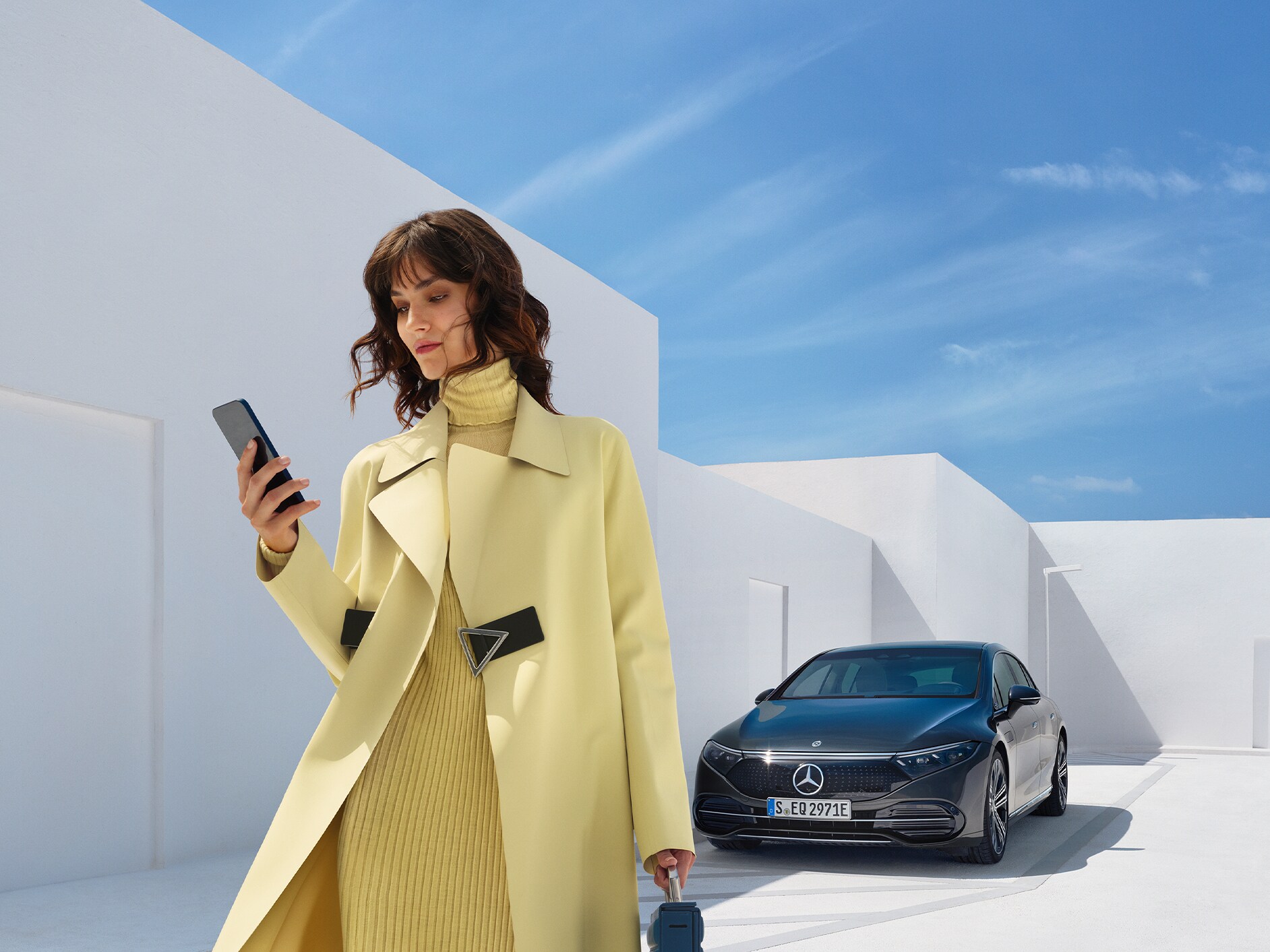 ผู้หญิงคนหนึ่งต่ออายุและซื้อ Digital Extras สำหรับยานพาหนะผ่านสมาร์ทโฟน