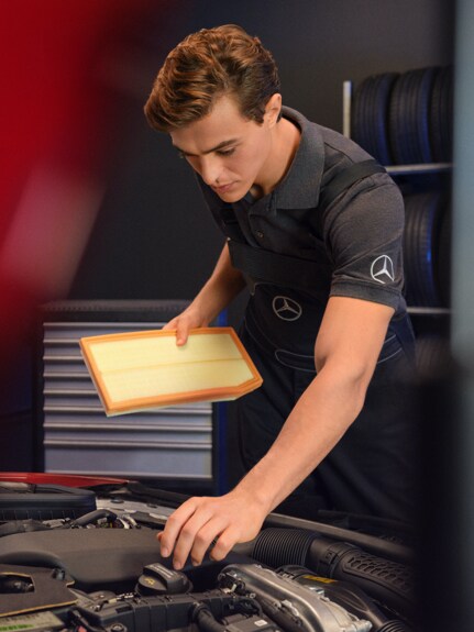ช่างซ่อมจาก Mercedes-Benz กำลังเปลี่ยนตัวกรองอากาศของรถยนต์