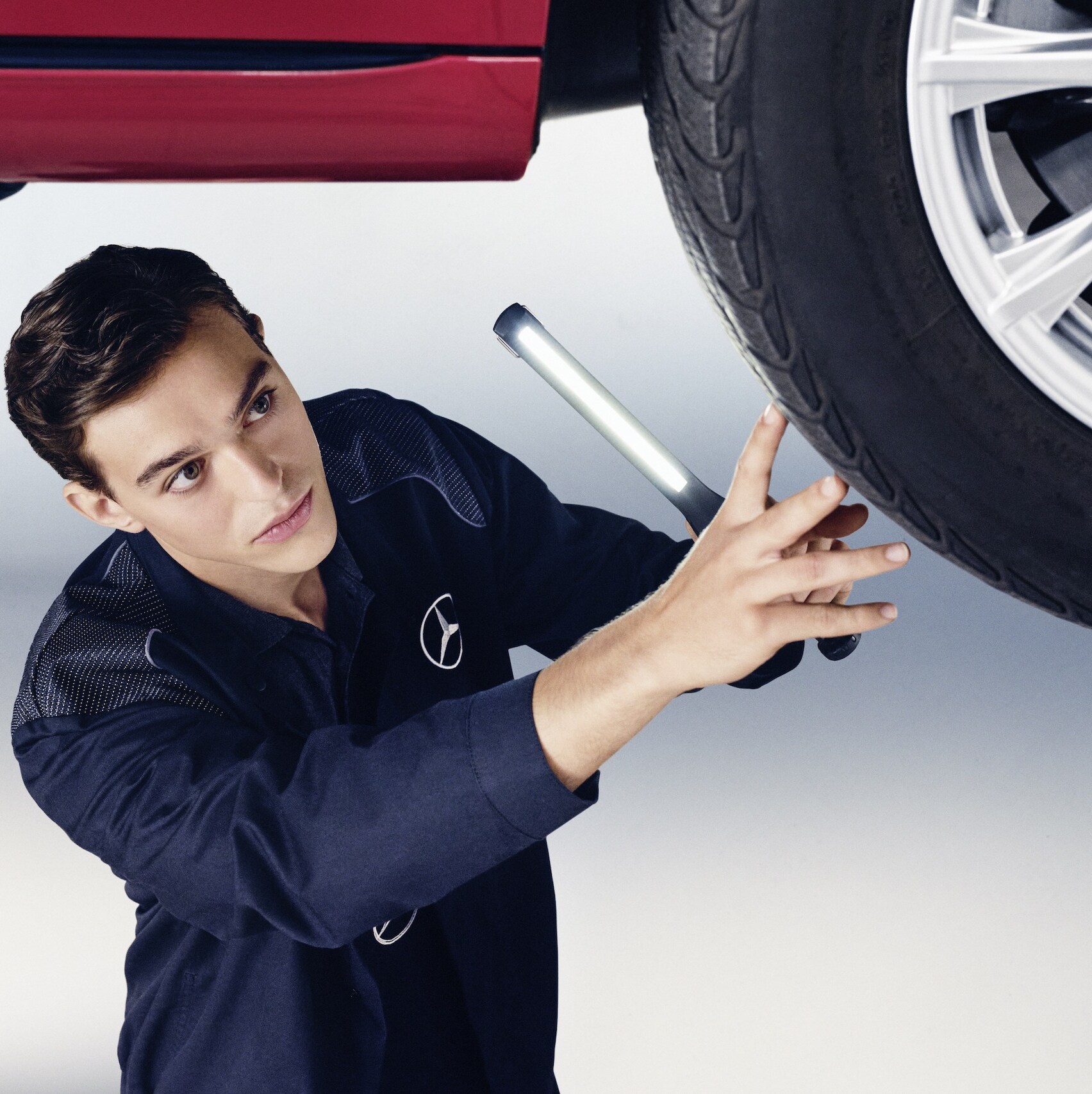 ช่างเทคนิคของ Mercedes-Benz ตรวจสอบล้อของรถยนต์ Mercedes-Benz