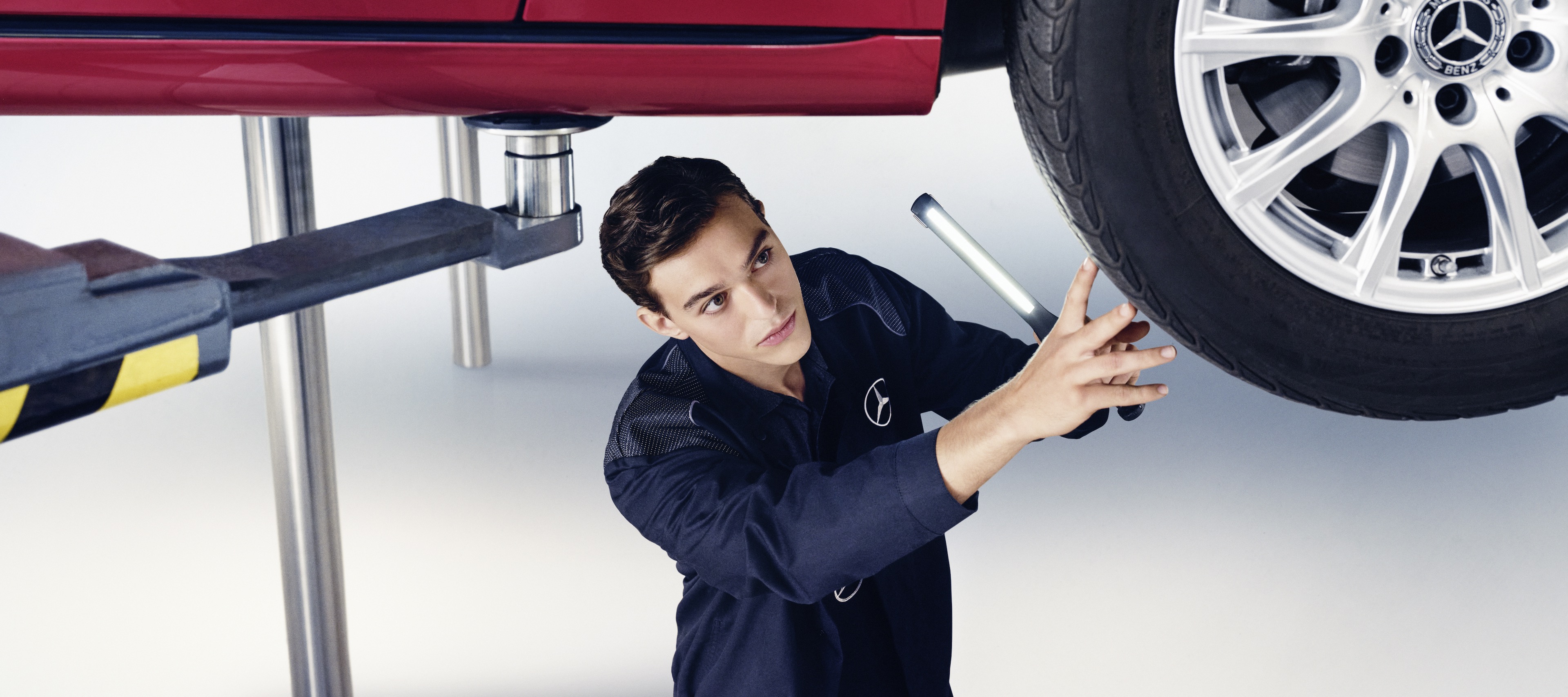 บริการบำรุงรักษา | Mercedes-Benz ช่างเทคนิคของ Mercedes-Benz ตรวจสอบล้อของรถยนต์ Mercedes-Benz