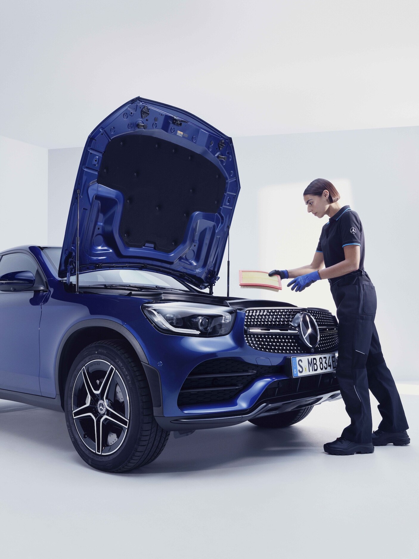 ช่างเทคนิคของ Mercedes-Benz กำลังตรวจเช็ครถยนต์บนแท่นทดสอบ