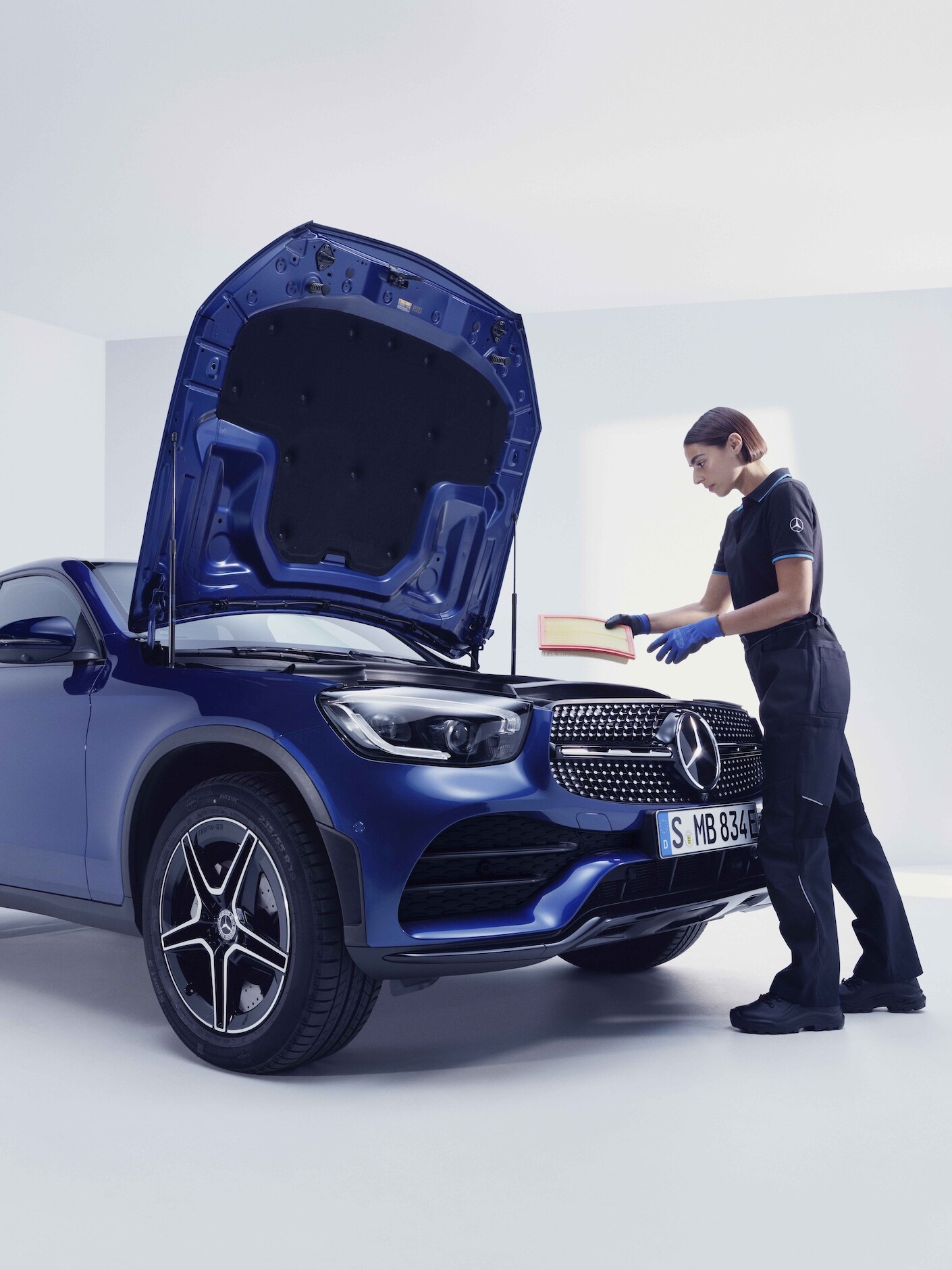 A Mercedes-Benz technician checks a vehicle on the test bench.