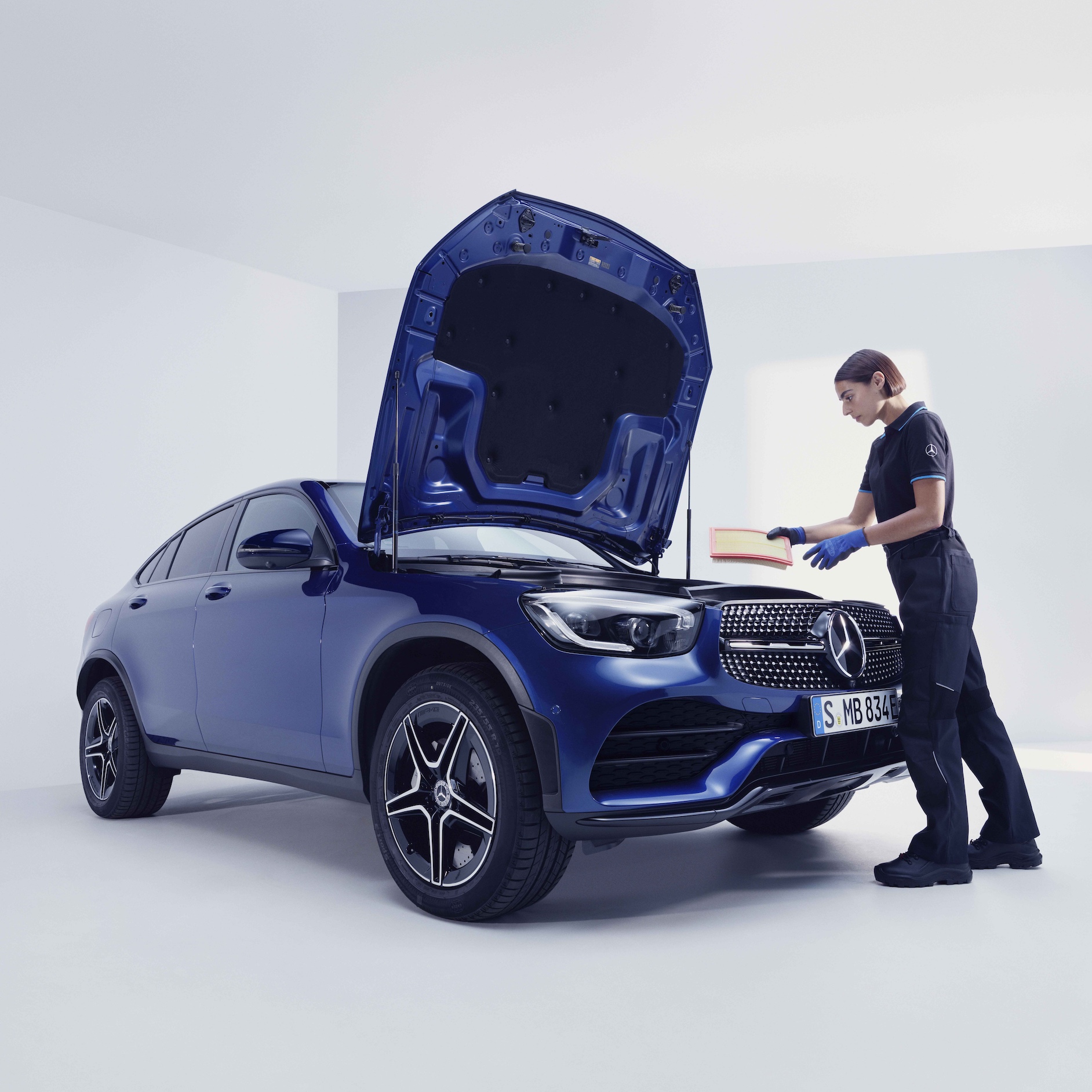 A regular check-up | Maintenance Services Overview | Mercedes-Benz A Mercedes-Benz technician checks a vehicle on the test bench.