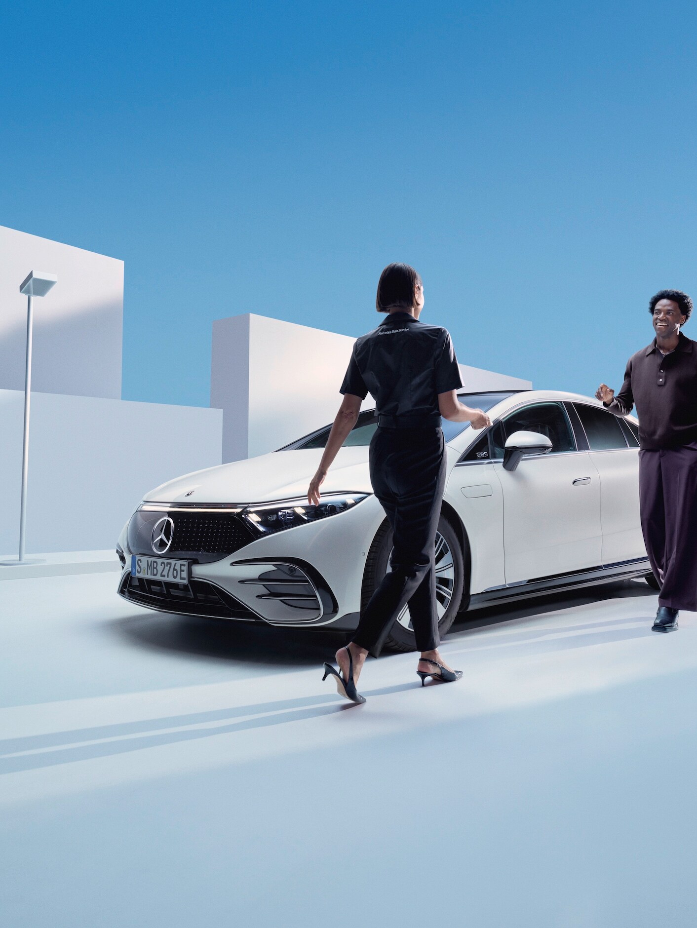 ผู้หญิงคนหนึ่งกำลังใช้งานบริการรับและส่งจาก Mercedes-Benz