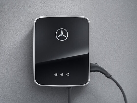 อุปกรณ์ชาร์จไฟแบบแขวนผนัง Wallbox ของ Mercedes-Benz สีดำพร้อมสายชาร์จติดอยู่กับผนัง