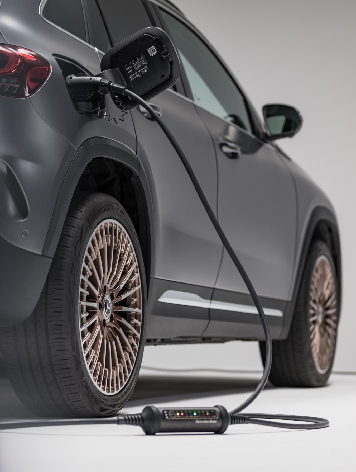 รถยนต์ Mercedes-Benz EQA ชาร์จด้วยสายชาร์จแบบยืดหยุ่น