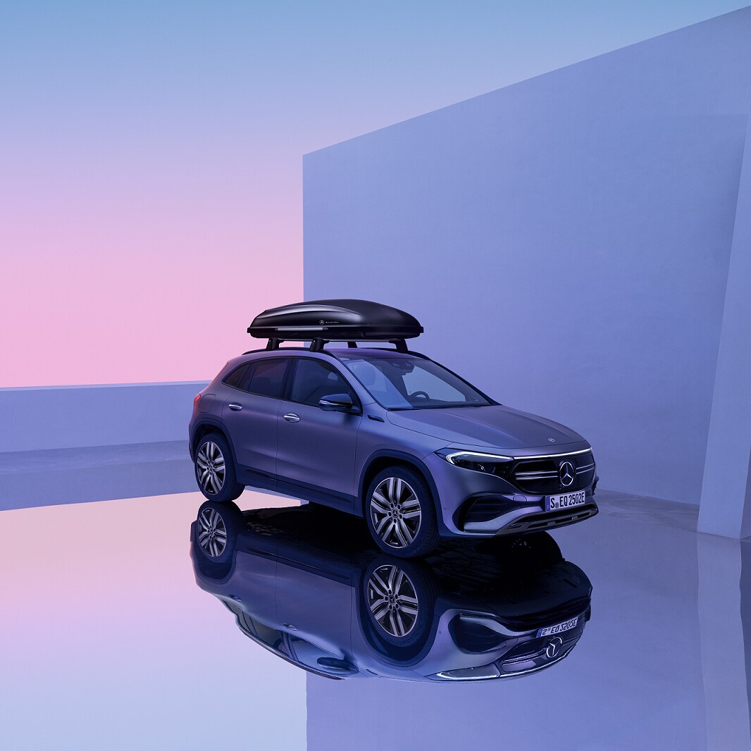 รถยนต์ Mercedes-Benz EQA ที่มีแร็คสำหรับสัมภาระบนหลังคาในโชว์รูม