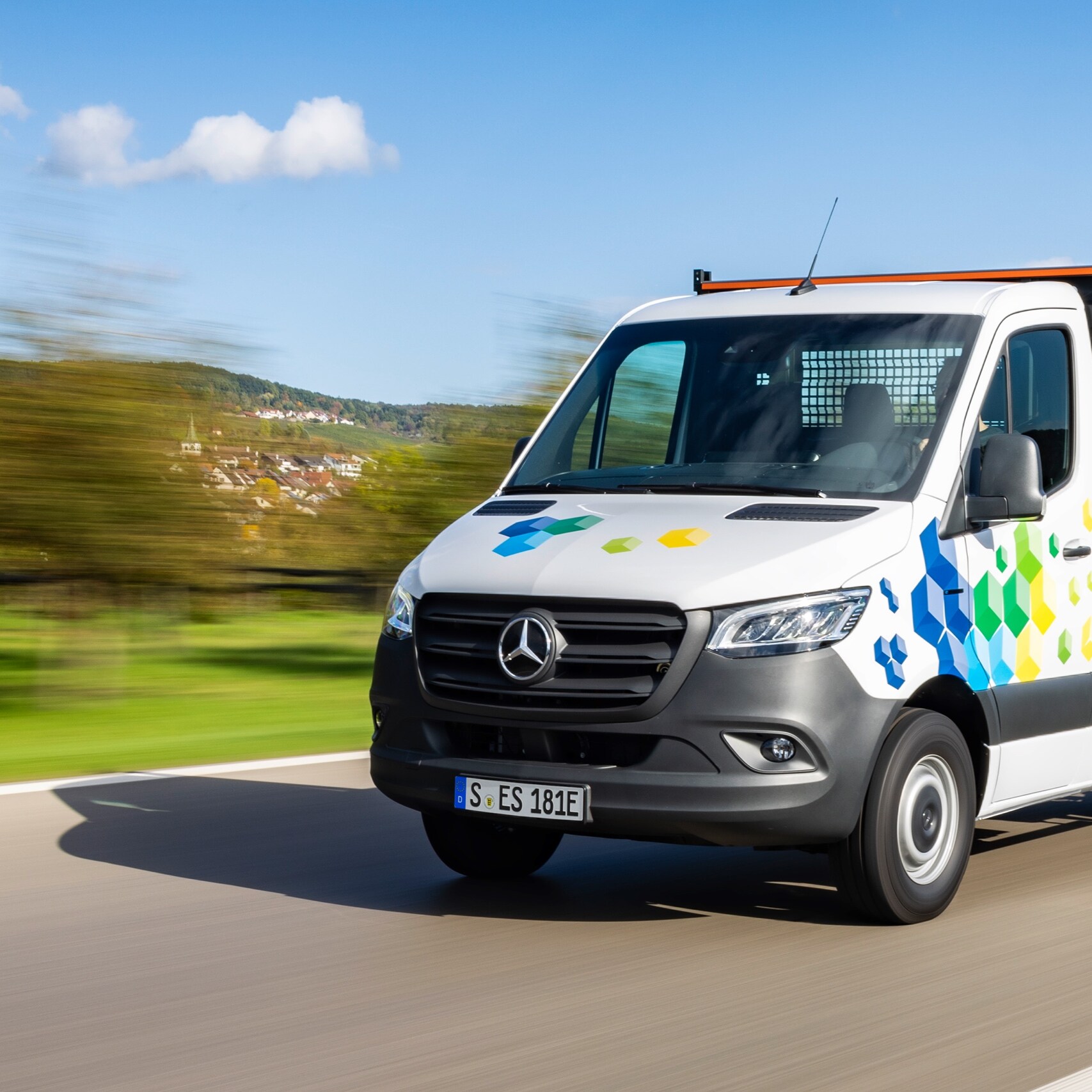 ระบบขับเคลื่อนด้วยไฟฟ้าที่มีประสิทธิภาพทำให้ eSprinter รุ่นหัวเก๋งแชสซีเป็นที่ไว้วางใจได้ ประหยัด และมีความยืดหยุ่นอย่างที่คุณคาดหวังได้จาก Sprinter