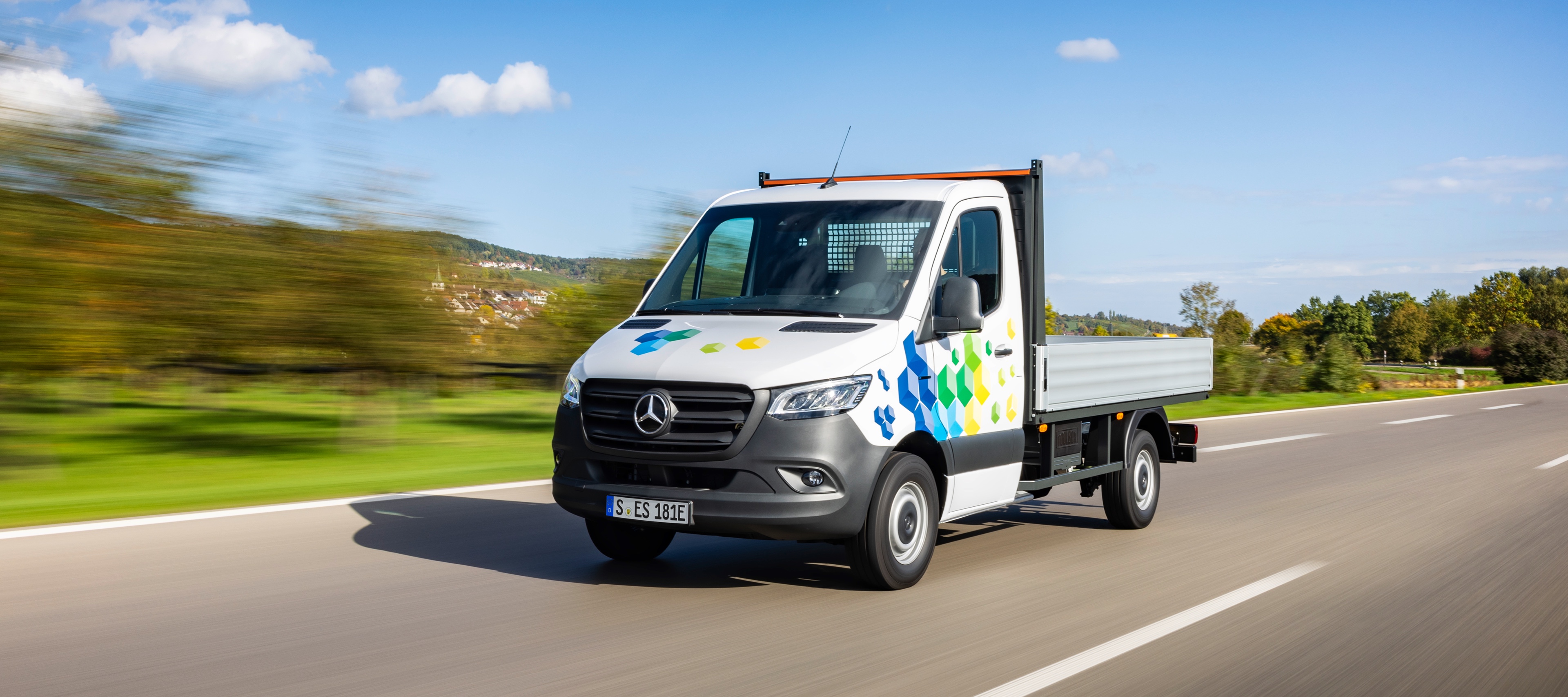 ระบบขับเคลื่อนทางเลือก | Sprinter รุ่นหัวเก๋งแชสซี | รถตู้ Mercedes-Benz ระบบขับเคลื่อนด้วยไฟฟ้าที่มีประสิทธิภาพทำให้ eSprinter รุ่นหัวเก๋งแชสซีเป็นที่ไว้วางใจได้ ประหยัด และมีความยืดหยุ่นอย่างที่คุณคาดหวังได้จาก Sprinter