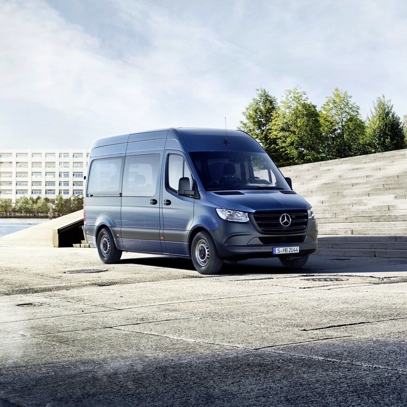 การเลือกรถตู้โดยสาร Sprinter รุ่น Tourer จาก Mercedes-Benz เป็นการบ่งบอกว่าคุณกำลังเลือกคุณภาพ