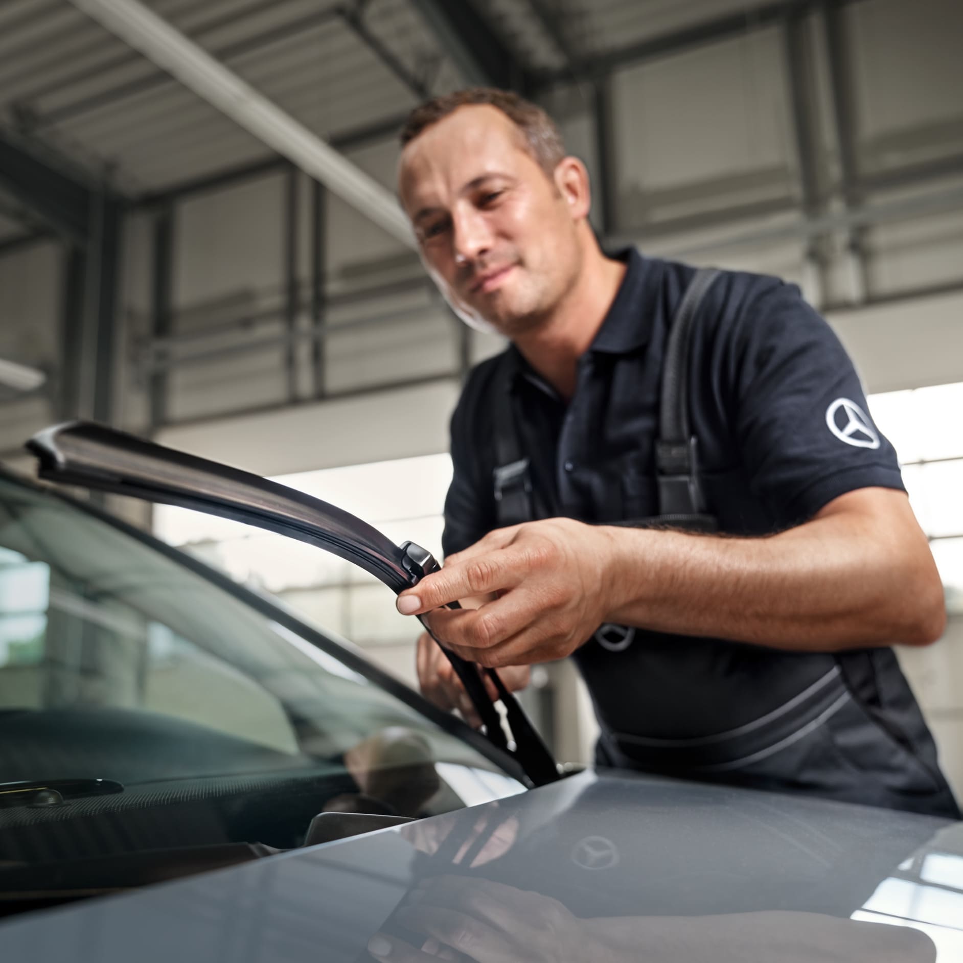 For a clear view even in bad weather | Genuine Parts | Mercedes-Benz A Mercedes-Benz technician changes the windscreen wipers on the vehicle.
