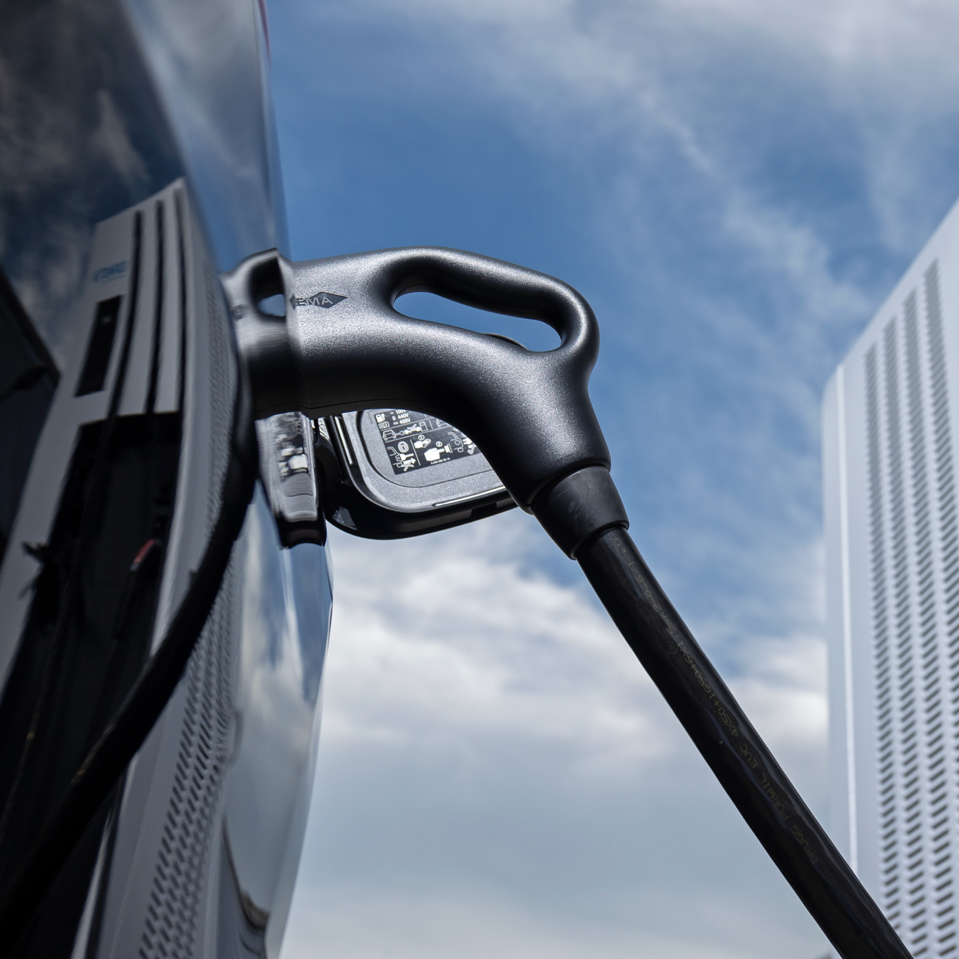 การชาร์จไฟระหว่างเดินทางที่รวดเร็วและไม่ยุ่งยาก | การชาร์จและการบริการ | เมอร์เซเดส-เบนซ์ Mercedes-Benz EQ charging and services: charging while out and about