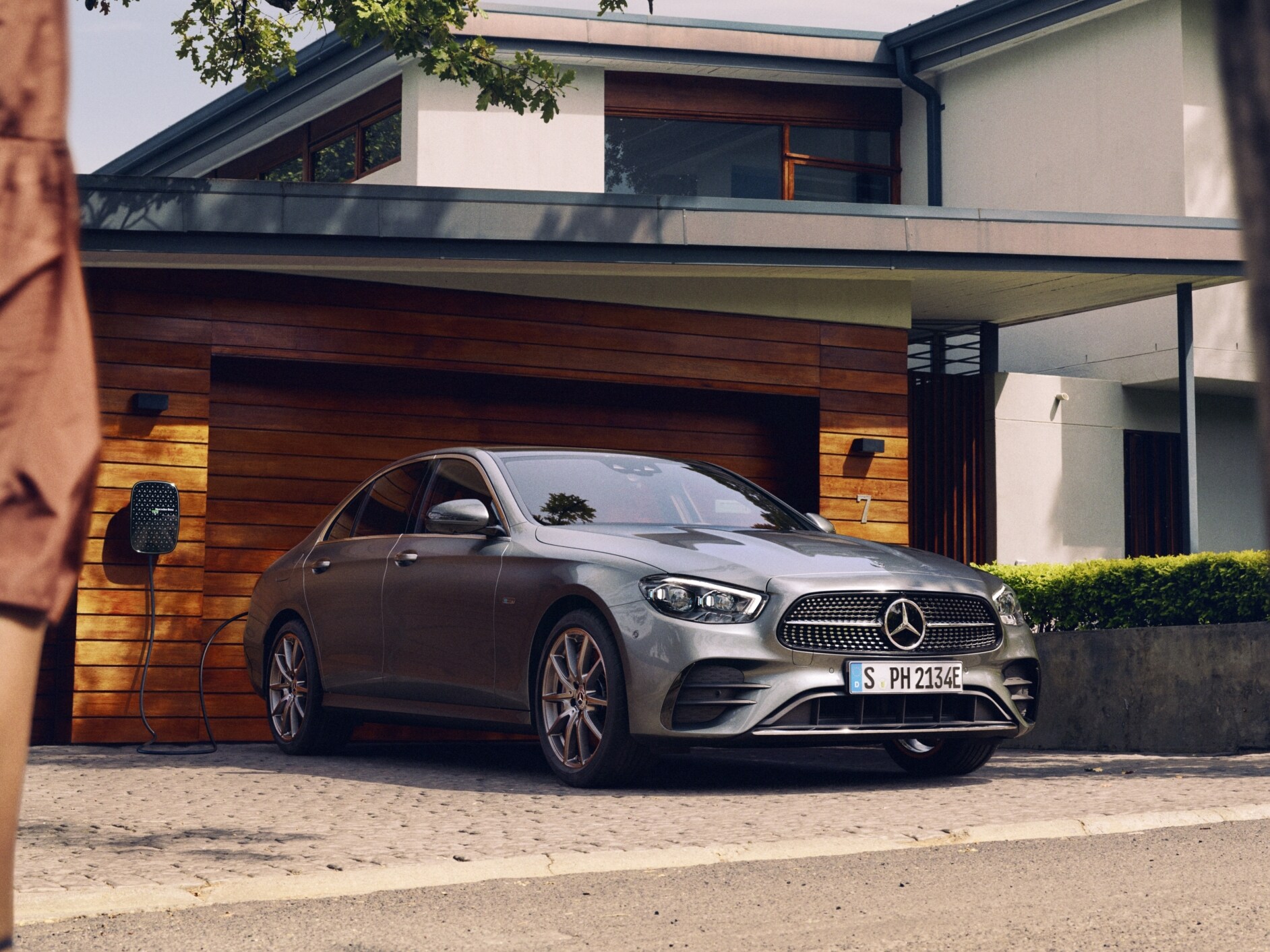 รถยนต์ Mercedes-Benz A-Class Sedan จากมุมเยื้องด้านหลัง