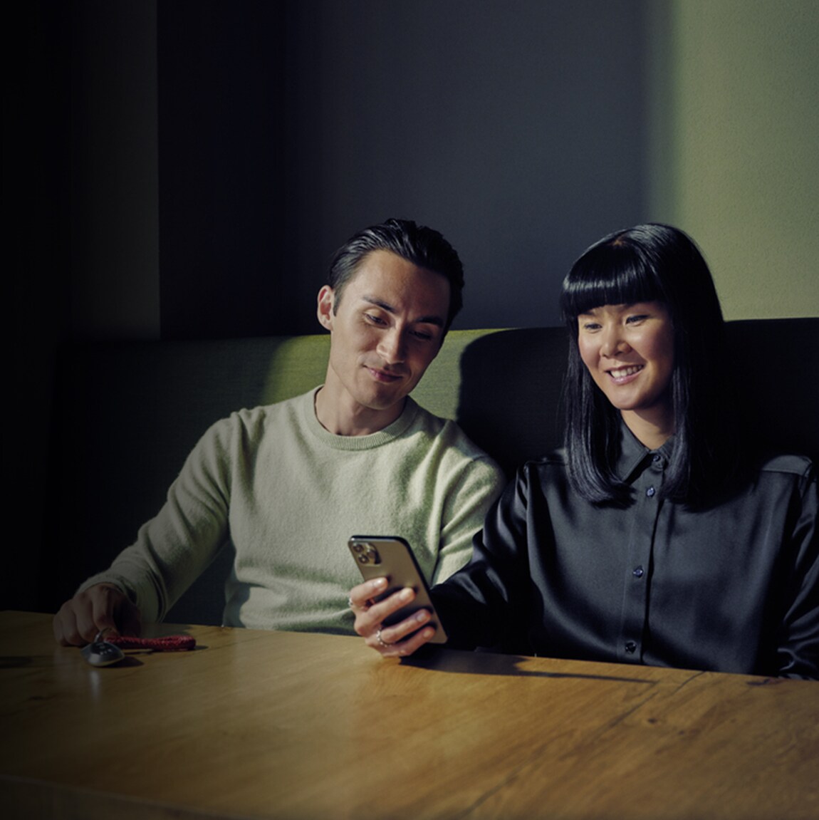 คู่รักกำลังมองไปที่โทรศัพท์
