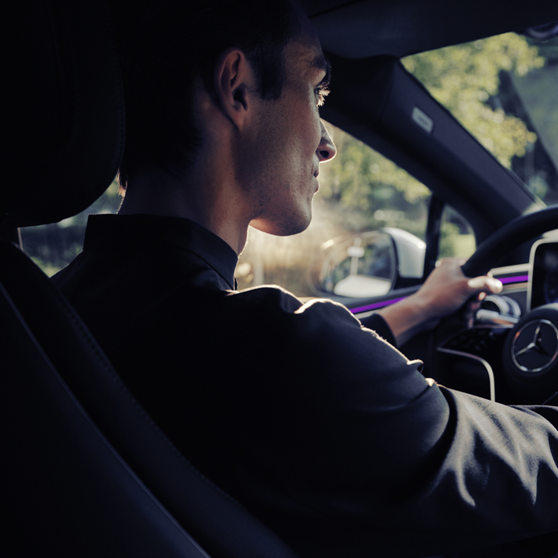 ประกันภัยรถตู้เมอร์เซเดส-เบนซ์ ผู้ชายกำลังขับรถยนต์เมอร์เซเดส-เบนซ์